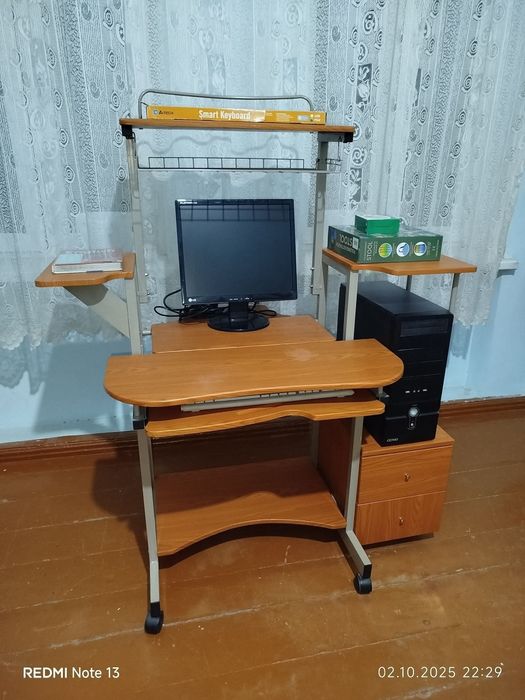 Компьютерный стол с надстройкой и полкой для системного блока !