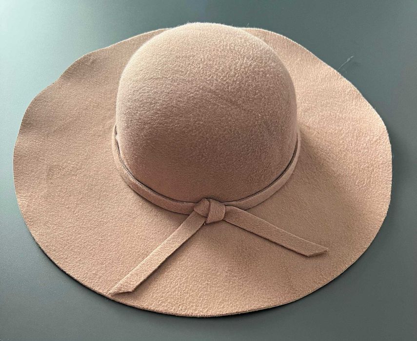 Шапка с широка периферия