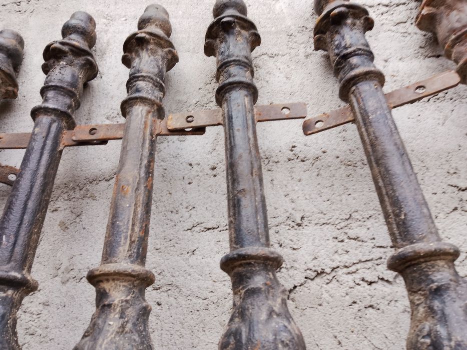 Stâlpi vechi din fonta masiva, pt  gardut