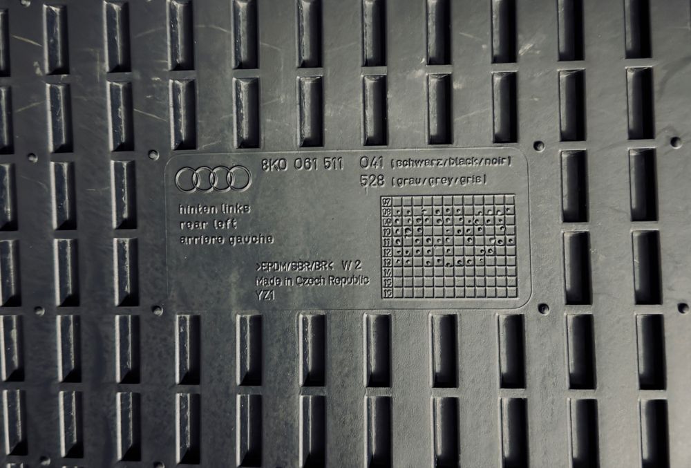 Задни оригинални гумени стелки Audi A4 (8K) – OEM 8K0061511041