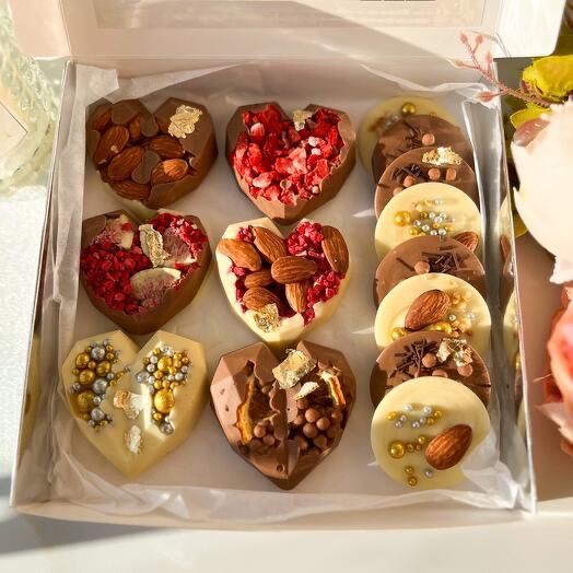 Клубника в шоколаде, финики, банан