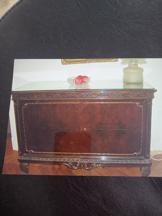 Mobilă sufragerie: masă cu 12 scaune,  o vitrina, două servante .