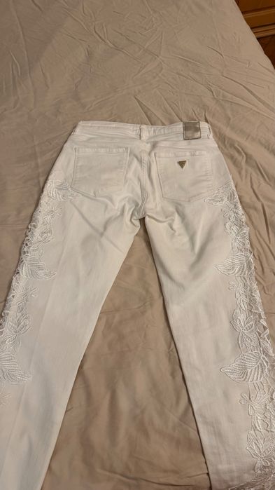 Бели дънки с бродерия Guess