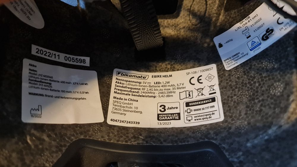 Casca bicicleta cu semnalizare integrata