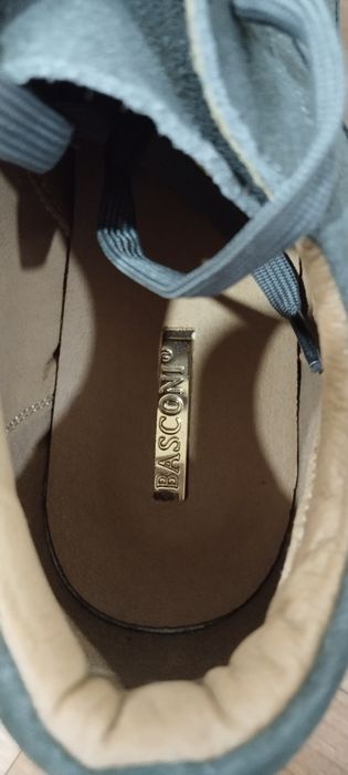 Продам женские кроссовки