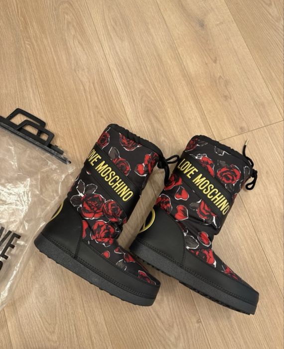 Moon boots Moschino