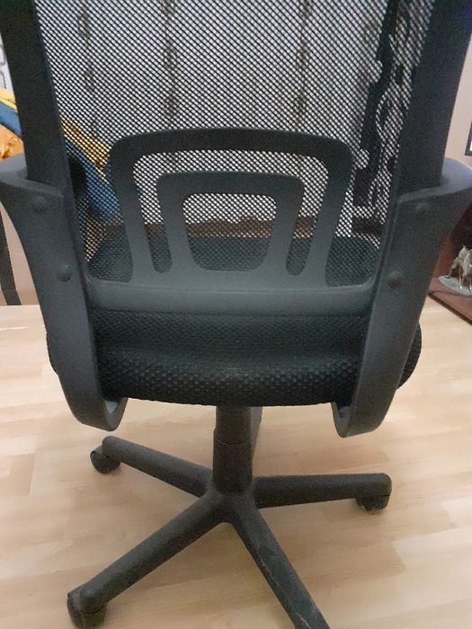 Urgent!! Vând birou ptr.monitor/calculator,în stare perfectă, fără def