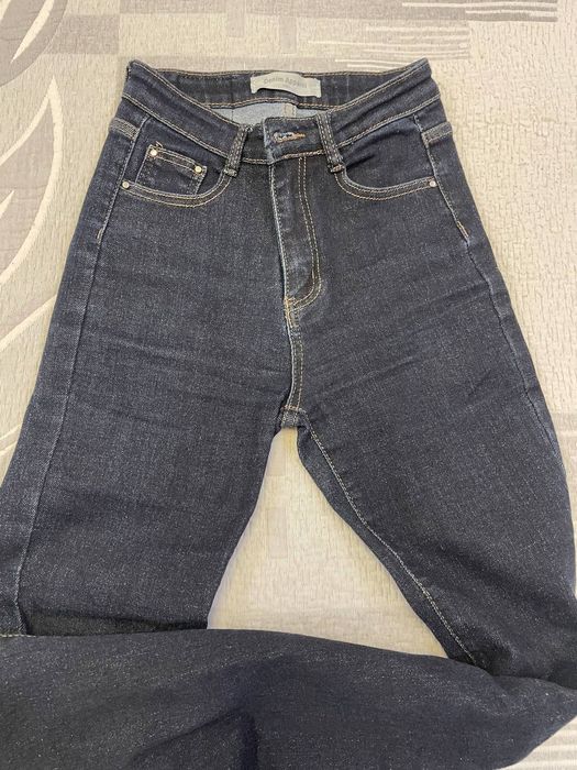 Джинсы размер S  3000тг