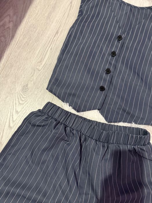 Костюм от две части сиво на раета