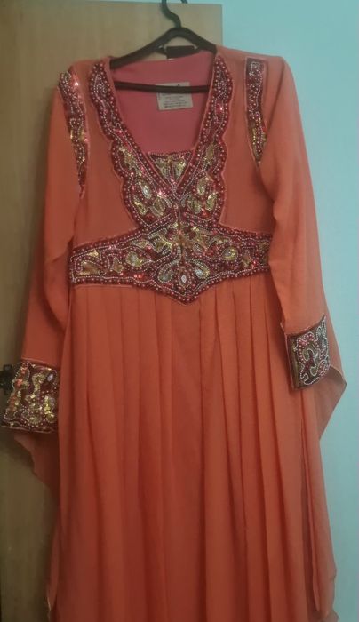 На прокат новые платье