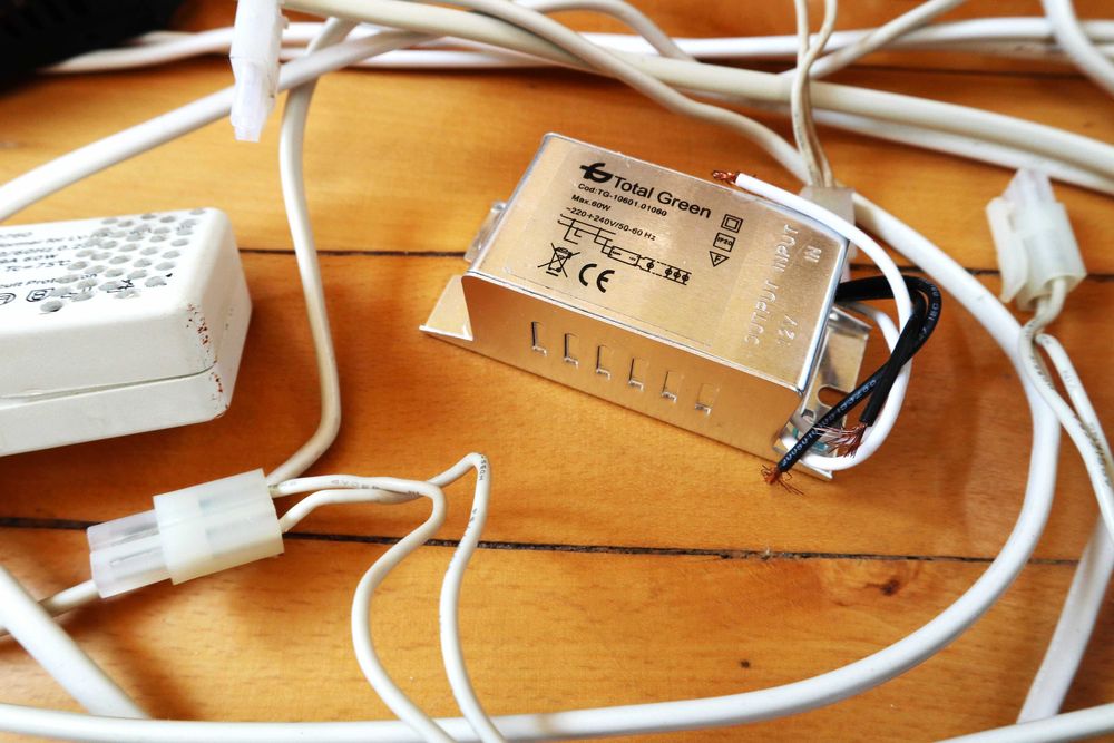 Două seturi de câte 3 spoturi luminoase