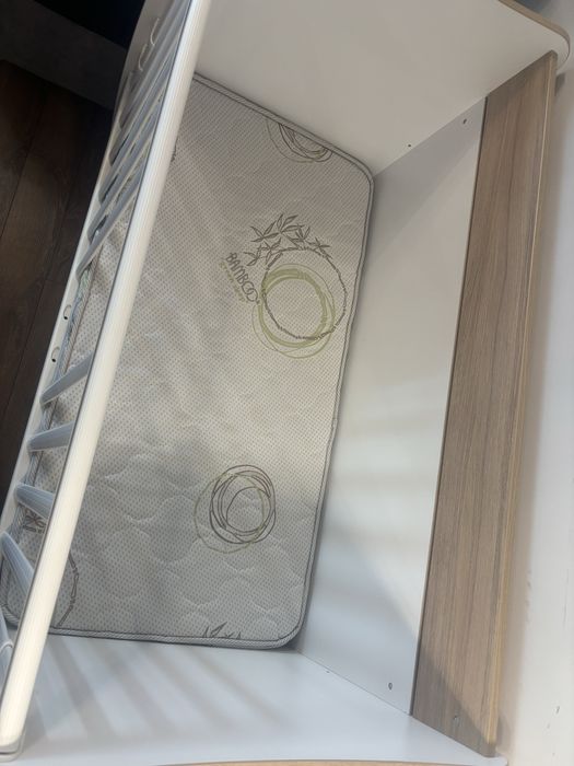 Бебешко легло, скрин и матрак!