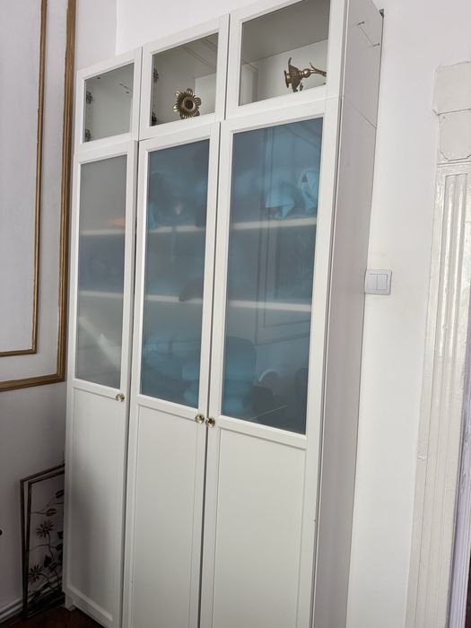 Vând bibliotecă IKEA BILLY albă uși din sticlă