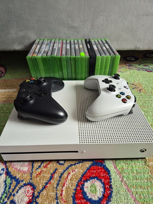 Vând xbox one cu manete si jocuri