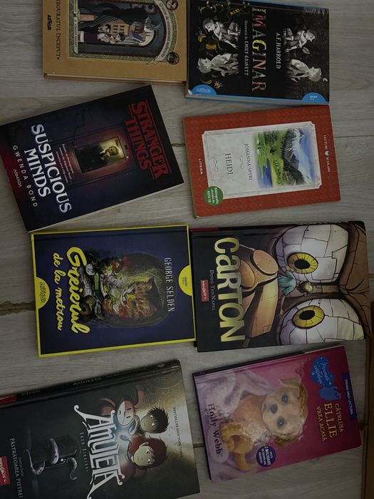 Vand 8 cartii diferite pret negociabil