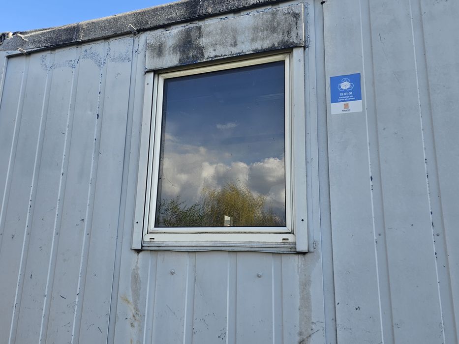Termopan SH, ferestre cu sistem de rotobasculare, cu rulouri exterioare, un geam este format din 3 ochiuri, ușa este cu sistem de închidere,100/buc.