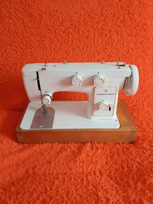 Продам швейную машину чайка 142