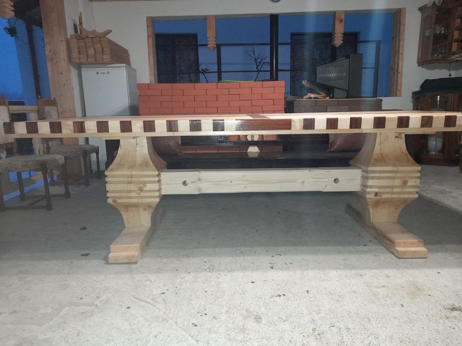 Masă din lemn masiv, lucrată manual – design rustic premium