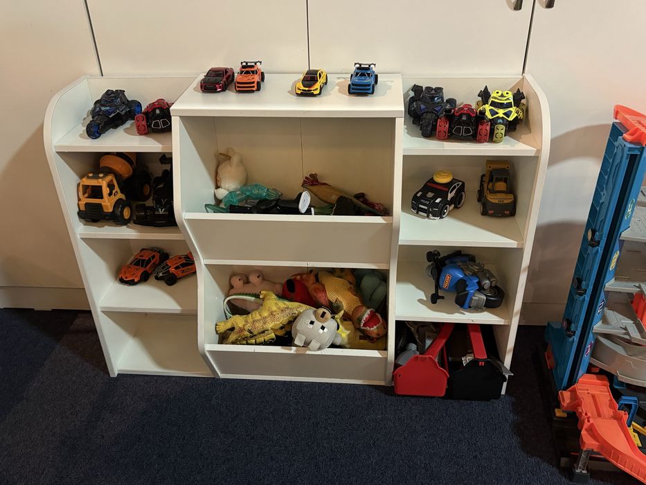 Стол и шкаф для игрушек