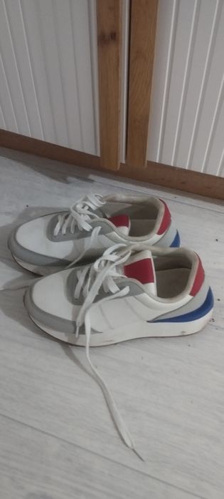 Срочно продам кроссовки