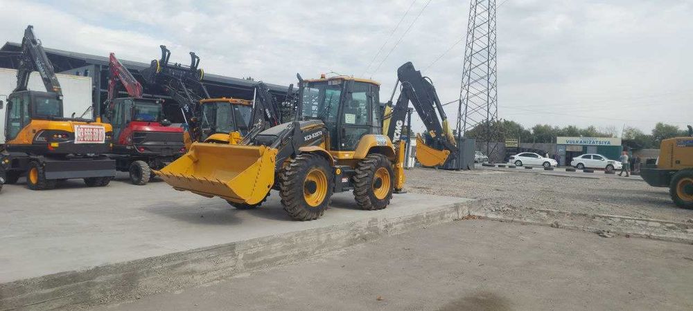 XCMG XC8-S3570  равноколесный экскаватор-погрузчик склад