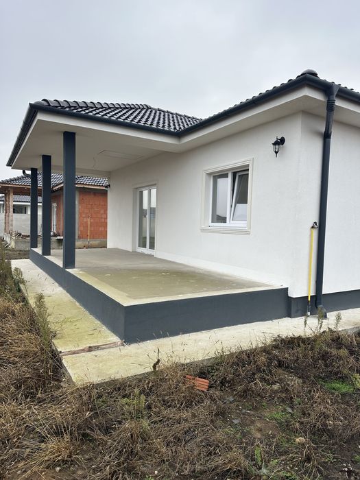 Casa noua semifinisata in Santandrei