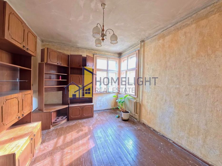 Тристаен апартамент в кв. Център