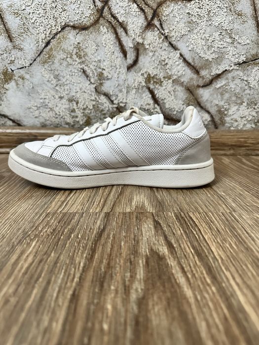 Обувки Adidas бели