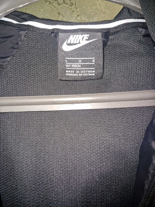 Дамско яке от марката Найк.