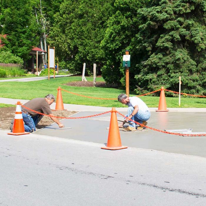 Светлоотразителни конуси паркинг път строителен обект