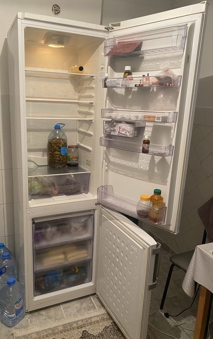 Продам двухкамерный  холодильник Веко