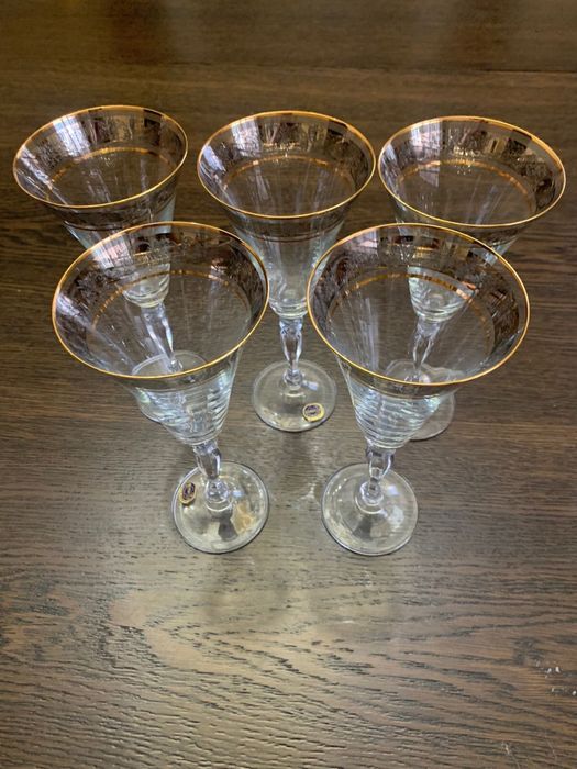 Набор бокалов и рюмок