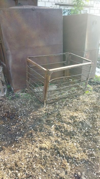 Железные емкости для сена,для зерна.