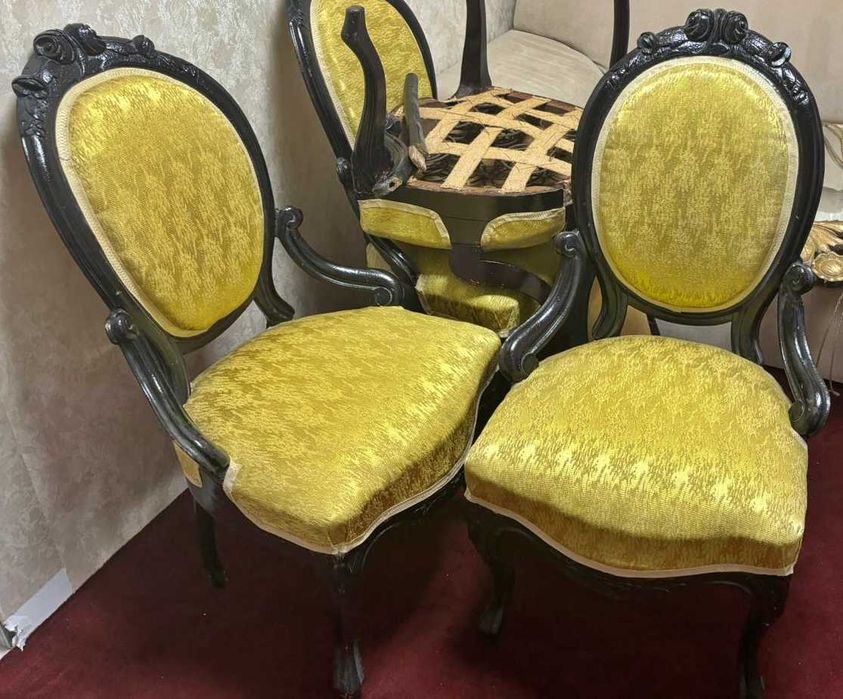 scaun din lemn, panza galbena - perioada interbelica