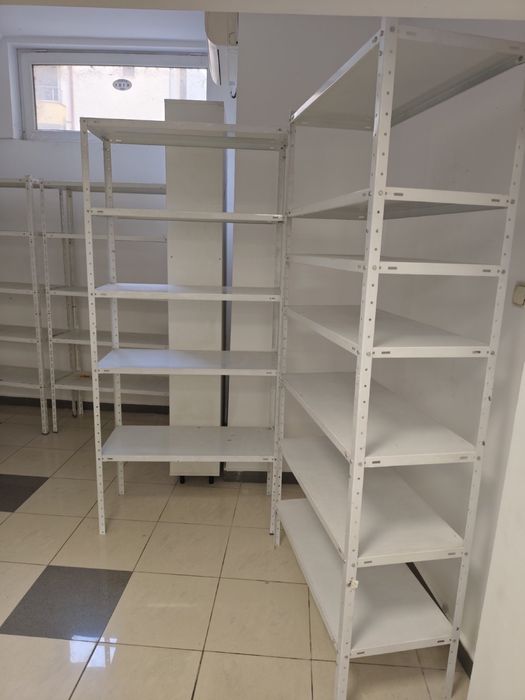 Метални стелажи бели