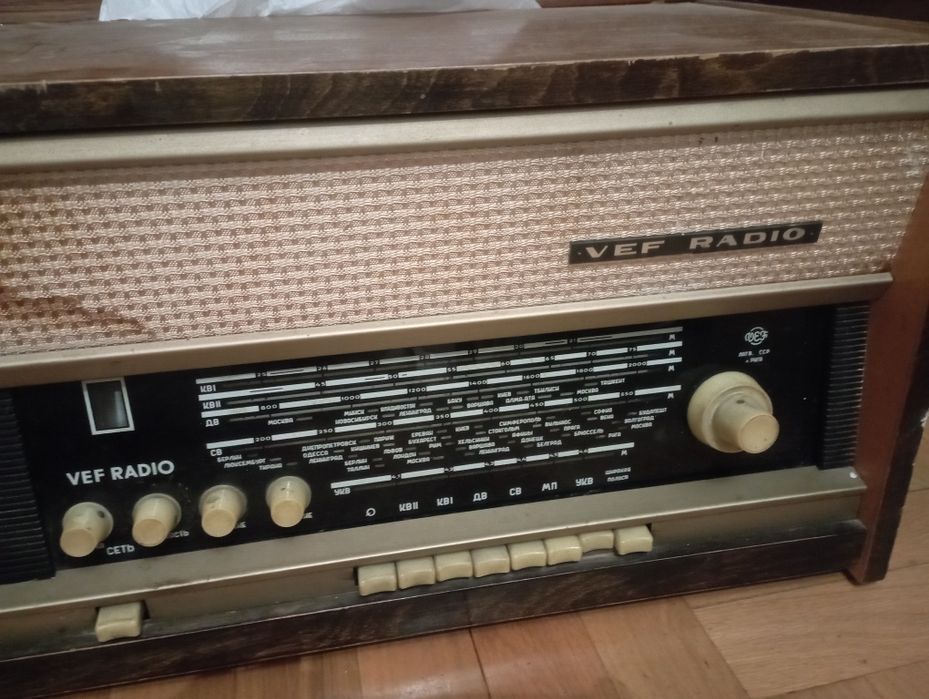 Ретро веф радио руско с вграден грамофон на 100 год.