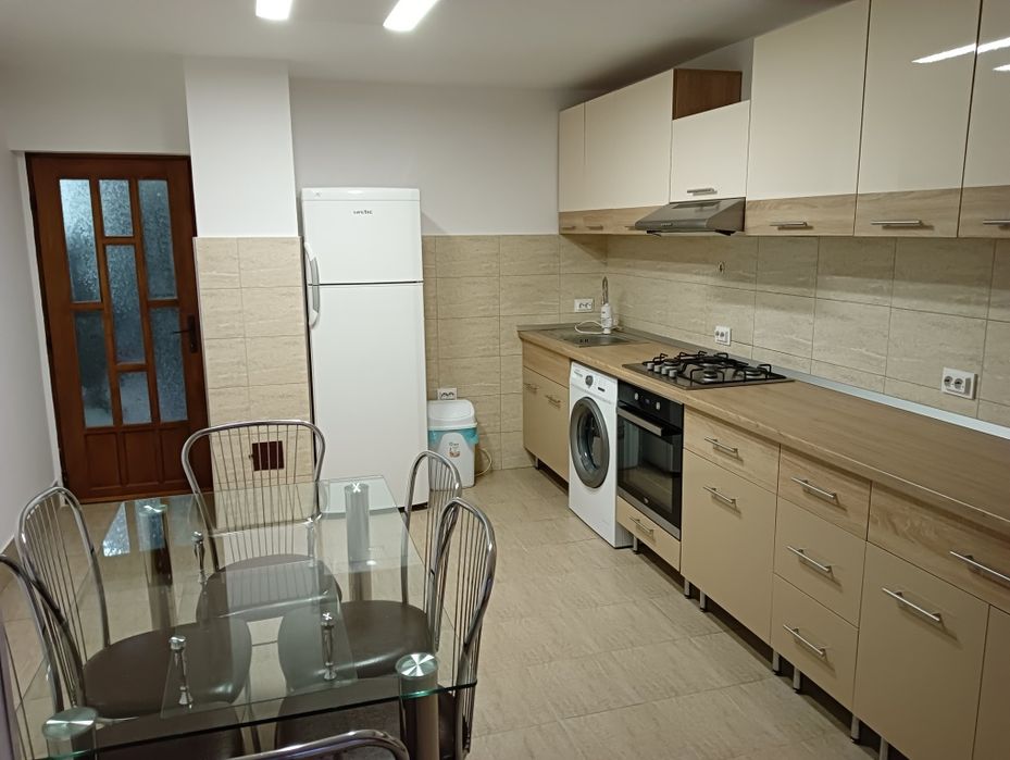 Închiriez apartament  în Iacobeni