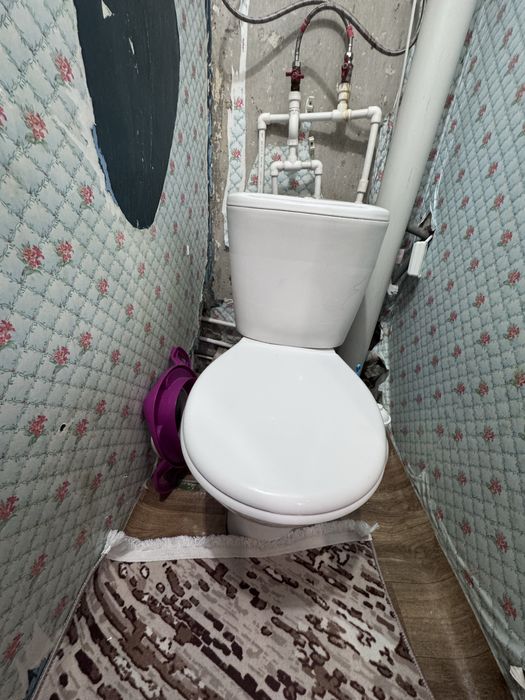 Продам двери , унитаз, ванную