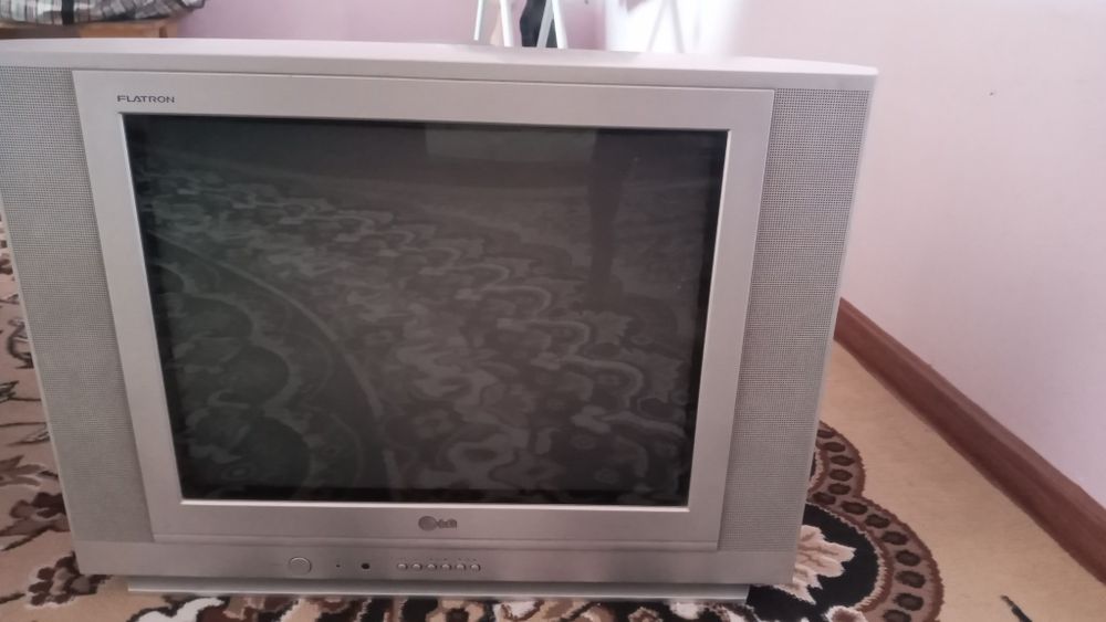 LG Flatron CRT-телевизор с серебристым корпусом