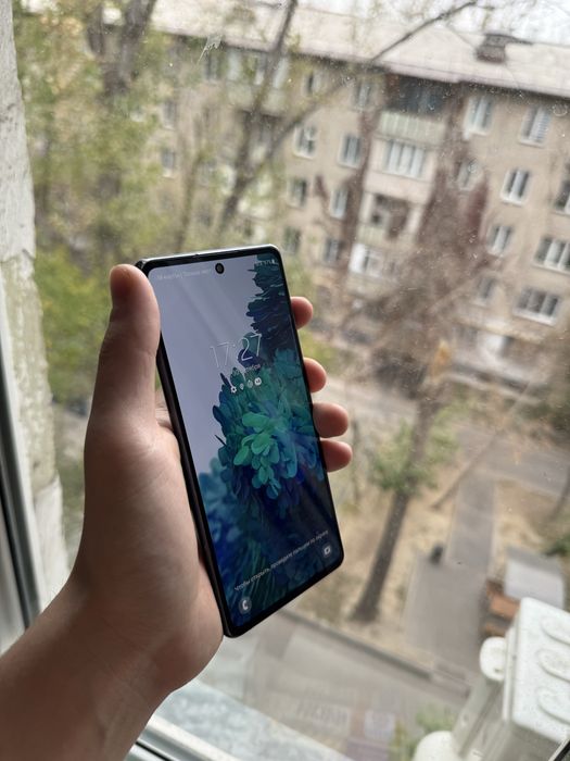 Срочно продам Samsung Galaxy S20 FE