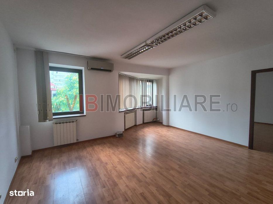Apartament cu 3 camere, 80 mp, nemobilat - pentru birouri - Zona Piața