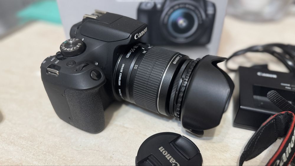 Фотоапарат Canon EOS 2000D.