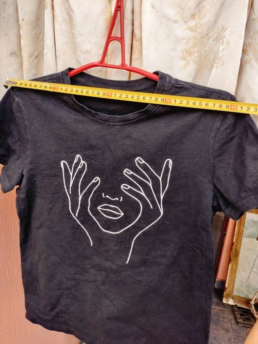 Tricou negru de damă, marca SHEIN, cu un imprimeu minimalist alb (artistic/linie continuă).