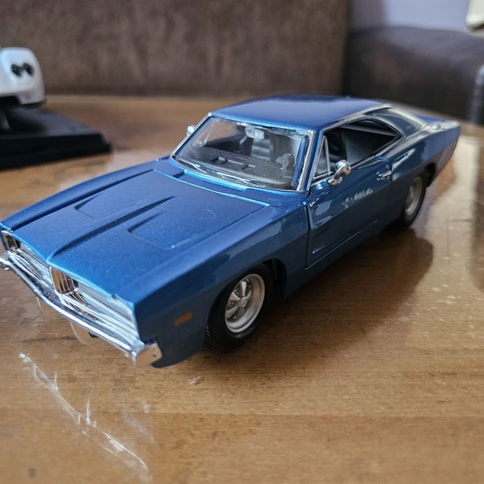 Метални модели коли в мащаб 1:18 и 1:24.