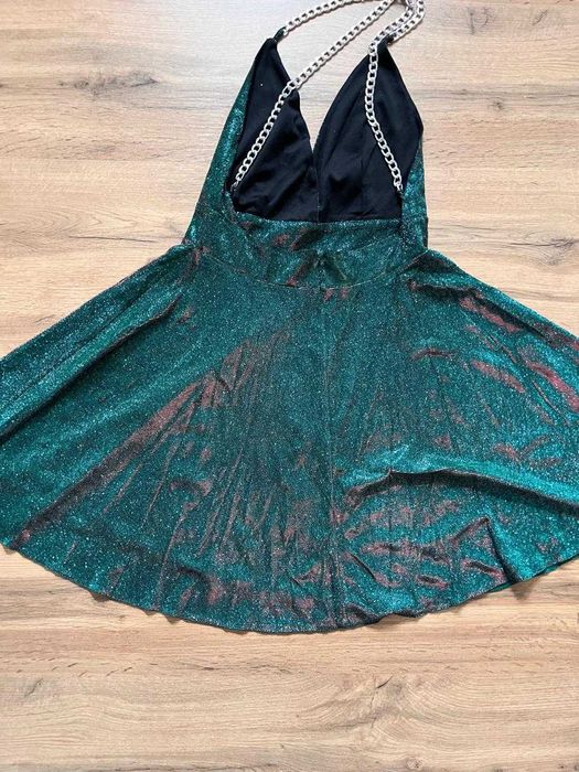 Блестящее зелёное вечернее платье