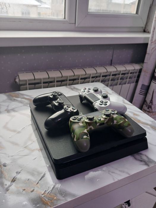 Продаю Playstation 4 slim 1tb с джостиками
