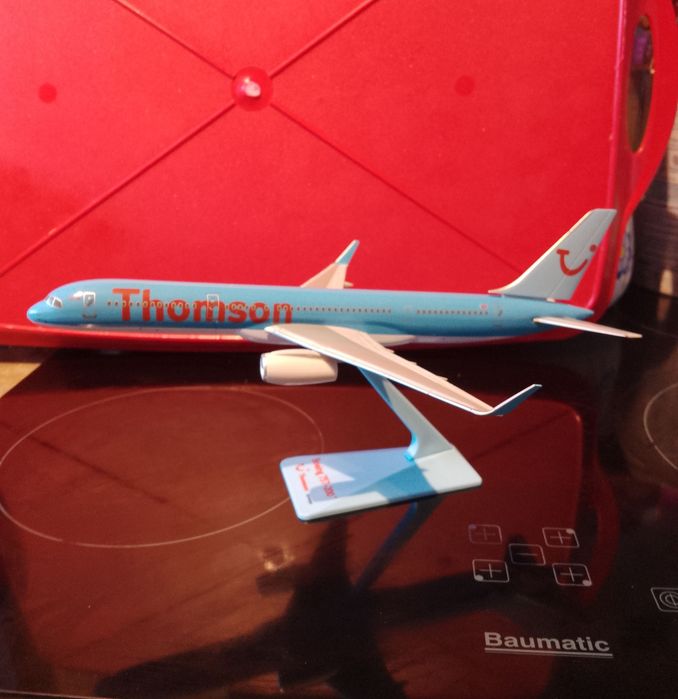 Фигура "Момиченце на дървен кон" и два самолета