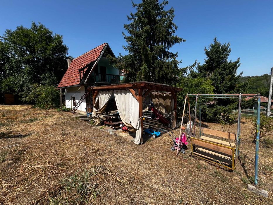 Къща с голям двор, гараж, изба,пещ,барбекю и кладенец