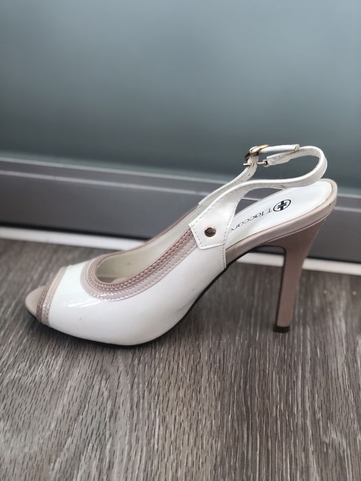 Женские босоножки