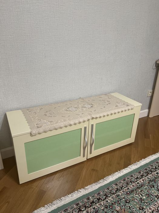 Детский стол вместе с тумбочкой